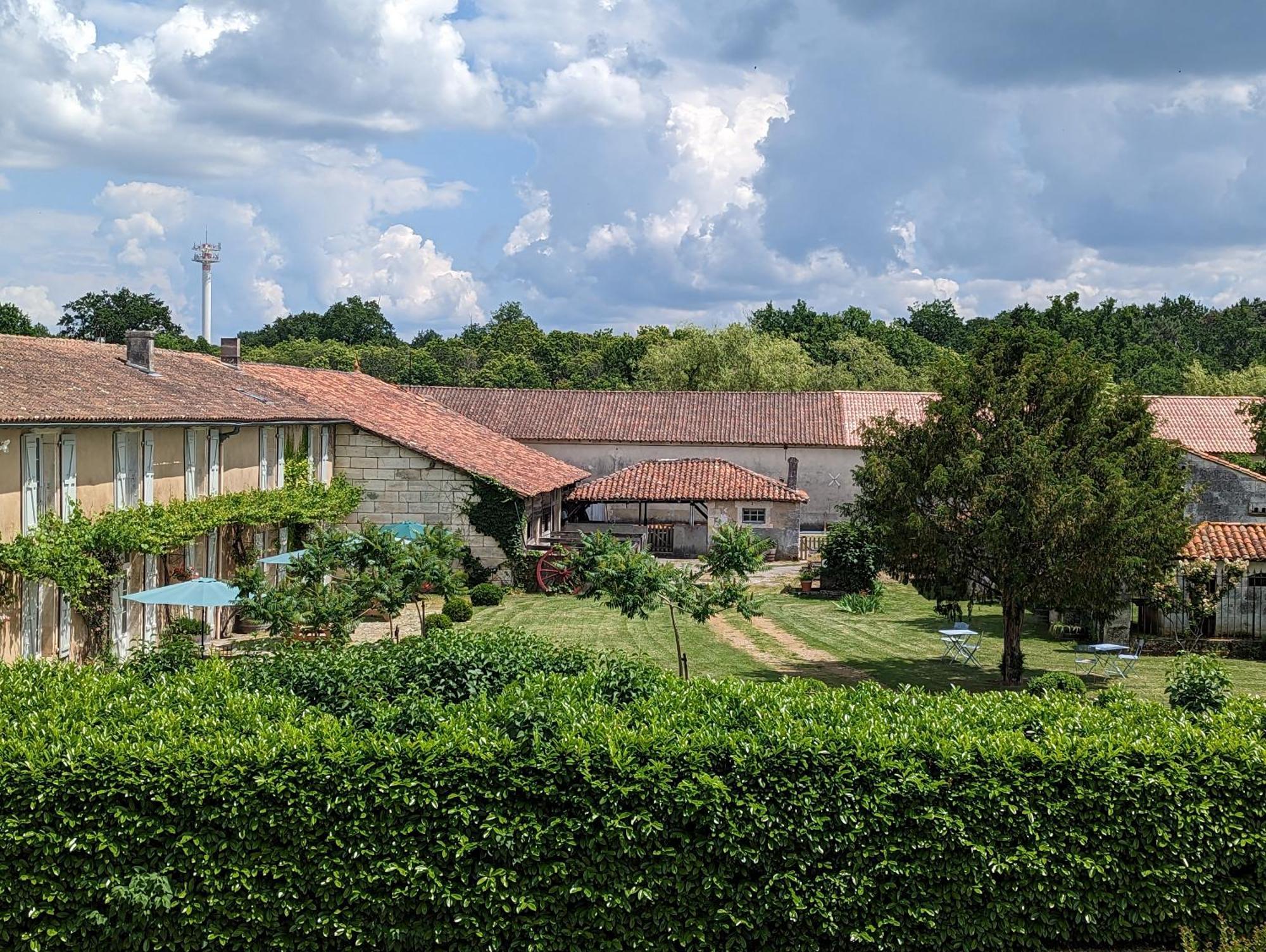 Bed and Breakfast Domaine Du Faure Chadurie Exterior foto